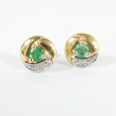 une image d'une paire de boucles d'oreilles en émeraude et diamant
