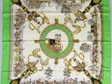 foulard en soie vert et blanc orné d'un motif représentant un cheval et une calèche
