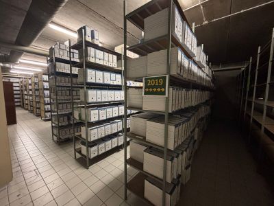 une grande pièce avec de nombreuses boîtes sur les étagères