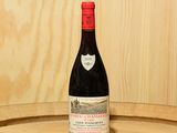 une bouteille de vin posée sur un tonneau