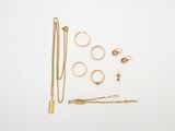 un assortiment de bijoux en or, comprenant des bagues, des bracelets et un collier