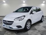 L'Opel blanche est garée dans une pièce au sol carrelé.