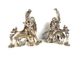 paire de figurines anciennes d'anges en métal argenté, assis sur un banc