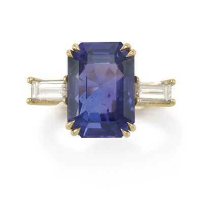 une bague en saphir et diamant