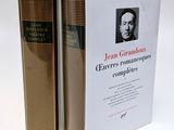 deux livres posés côte à côte sur une table
