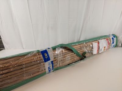 un gros fagot de brindilles emballé dans du plastique, posé sur une table