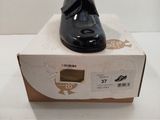 une boîte sur laquelle est posée une paire de chaussures noires