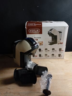 une cafetière posée sur une table à côté d'une boîte de café