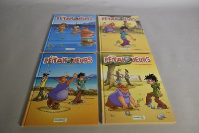 quatre livres pour enfants posés sur une table devant un fond blanc