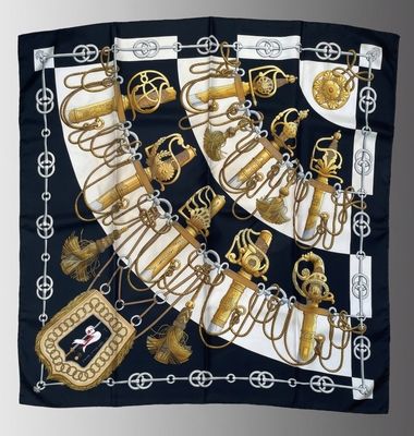une écharpe noire et blanche ornée d'un motif doré