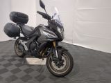 une moto qui est garée dans un garage
