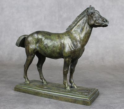 statue en bronze représentant un cheval debout sur un socle, sur fond gris