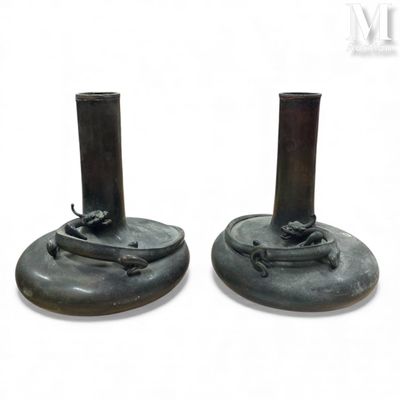 JAPON Paire de vases en bronze la panse aplatie et haut col …