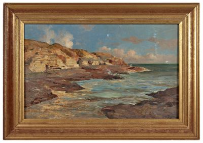 une peinture à l'huile représentant une côte rocheuse avec un voilier au loin