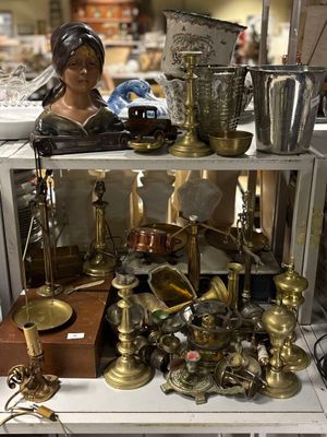 une étagère sur laquelle sont disposés de nombreux objets anciens
