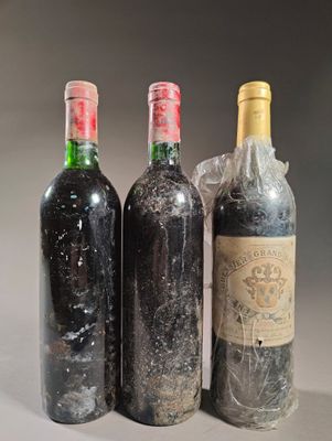 trois bouteilles de vin posées l'une à côté de l'autre sur une table