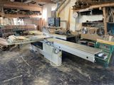 une photo d'un grand atelier de menuiserie où l'on voit de nombreuses essences de bois différentes