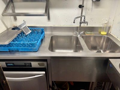 un évier et un lave-vaisselle dans une petite cuisine