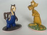 deux figurines représentant un chien et un cheval posées sur une table
