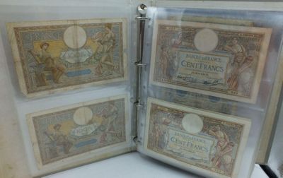 trois types différents de billets de banque dans une vitrine