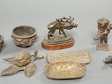 un grand nombre d'objets métalliques posés sur une table