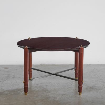 une petite table avec un plateau en bois et des pieds en laiton