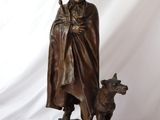 statue en bronze représentant un homme avec un chien, sur fond blanc