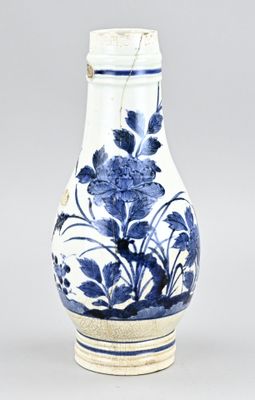 un vase bleu et blanc avec des fleurs