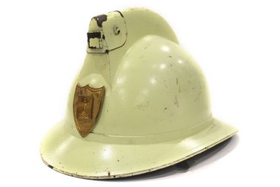 un casque de pompier blanc orné d'un insigne marron