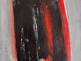 une peinture abstraite représentant des coups de pinceau noirs et rouges sur un fond gris