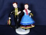 une figurine représentant un homme et une femme en tenue militaire