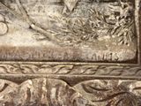 un oiseau perché au sommet d'un mur