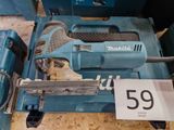 une machine bleue posée sur une table
