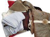 une pile de vêtements pliés sur fond blanc