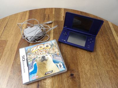un jeu posé sur la table à côté d'une console de jeux