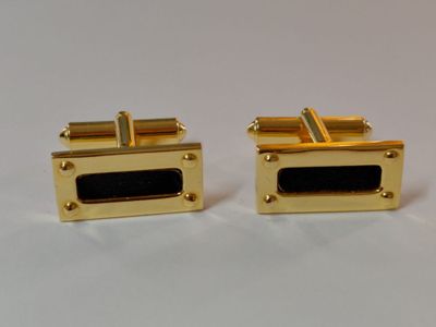 paire de boutons de manchette plaqués or avec émail noir