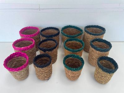de nombreux paniers alignés sur une table