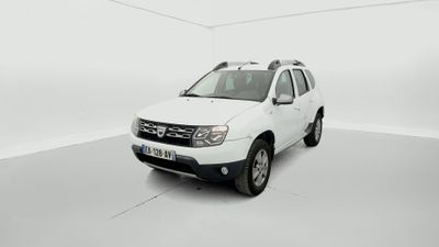 La Dacia blanche est garée dans une pièce blanche au sol blanc.