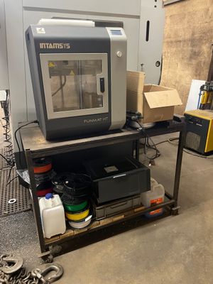 une machine posée sur une table dans une pièce