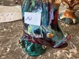 deux vases posés sur une table