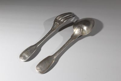 deux cuillères et une fourchette posées sur une table