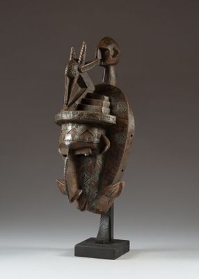 a bronze sculpture of a man with a beard and a hat