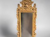 un miroir posé sur une surface blanche