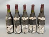 quatre bouteilles de vin sont alignées