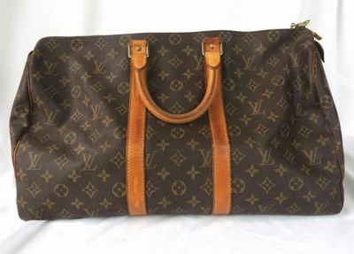 Sac Louis Vuitton sur fond blanc