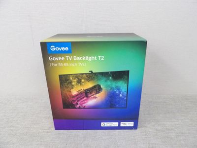 le boîtier du téléviseur est posé sur une surface blanche