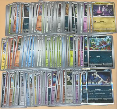 beaucoup de cartes sur la table