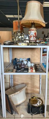 une table surmontée d'une lampe dans une pièce