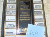 la photo d'une photo d'un livre sur lequel est accrochée une note