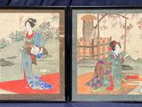 deux tableaux encadrés représentant des femmes en tenue orientale sur un tissu bleu